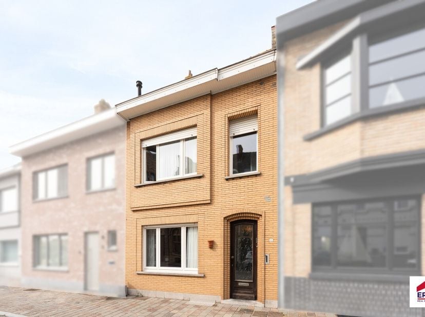 Te koop: gesloten bebouwing in het centrum van Nieuwpoort, op korte afstand van winkels, openbaar vervoer en de kust. Deze woning biedt een praktische