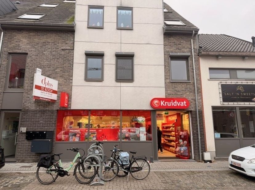 Dit uitstekend gelegen handelspand bevindt zich in het hart van Tremelo, op een centrale en commerciële toplocatie met veel passage.<br />
<br />
Het