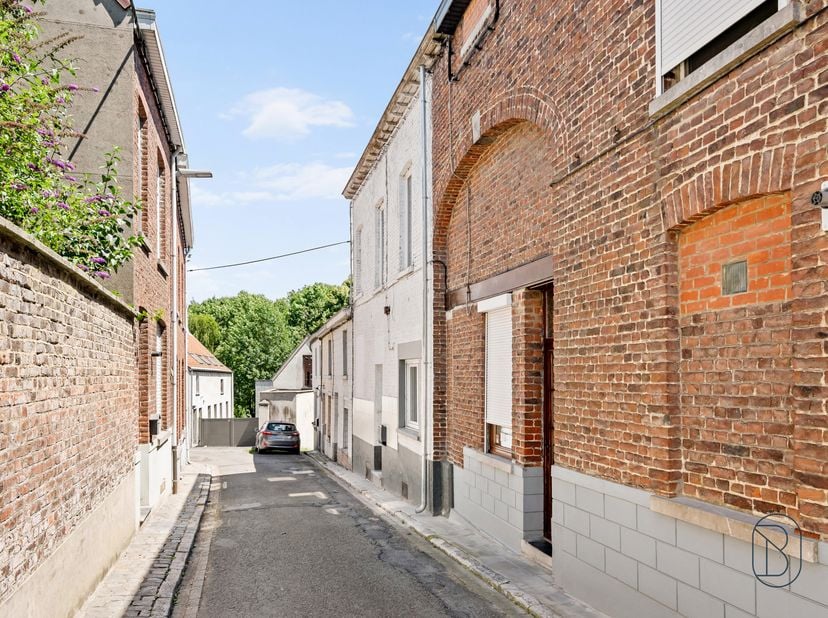 Te koop: te renoveren woning met 2 slaapkamers en zolder in Lessines<br />
<br />
Deze te renoveren rijwoning geniet van een centrale ligging, vlakbij