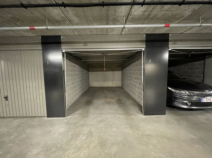Dans le projet immobilier haut de gamme « Dulle Griet Garden », situé sur la célèbre Vrijdagmarkt au cœur de Gand, se trouve ce box de garage souterra