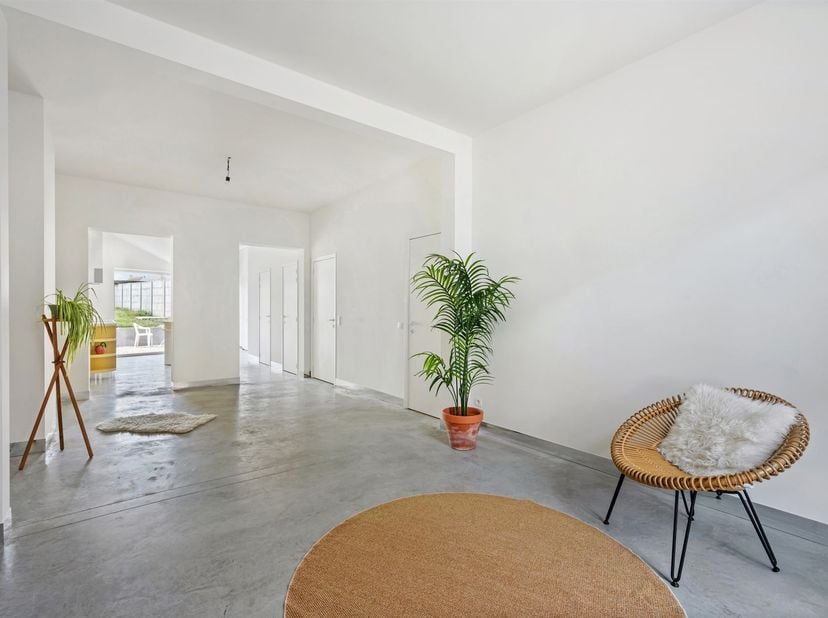 Hip gerenoveerde leuke woning met 2 slk en grote tuin! <br />
<br />
INDELING: inkom, gezellige grote leefruimte, modern hip ingerichte luxe-keuken