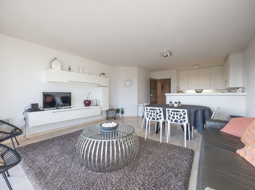 <br />
	Dit appartement bevindt zich op de 2de verdieping van residentie Escale II;<br />
	Ze bevat de volgende indeling:&amp;nbsp;inkomhal met vestiairek
