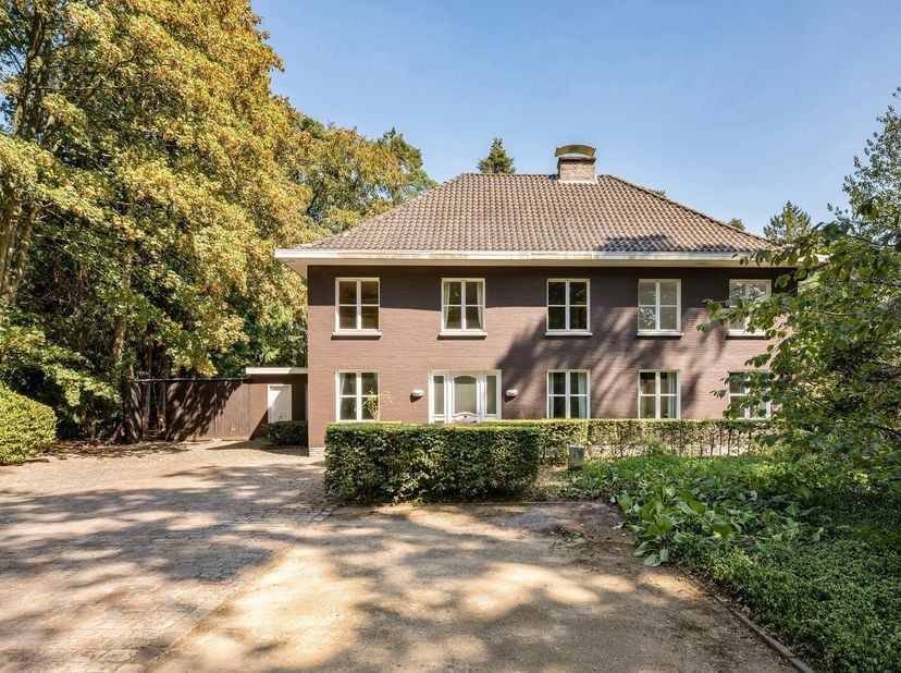 Deze tijdloze statige villa is gelegen op wandelafstand van het centrum van Brasschaat - recht tegenover het park van Brasschaat - en biedt dankzij ha