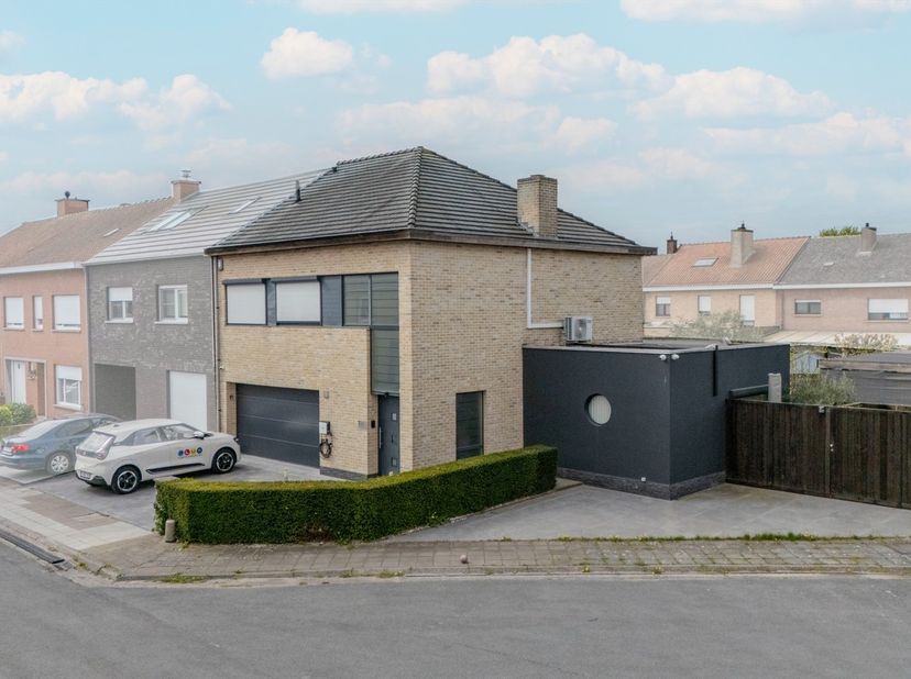 Off-market te koop – beschikbaar december 2027<br />
<br />
Deze verzorgde halfopen woning is gelegen op het einde van een rustige, kindvriendelijke w