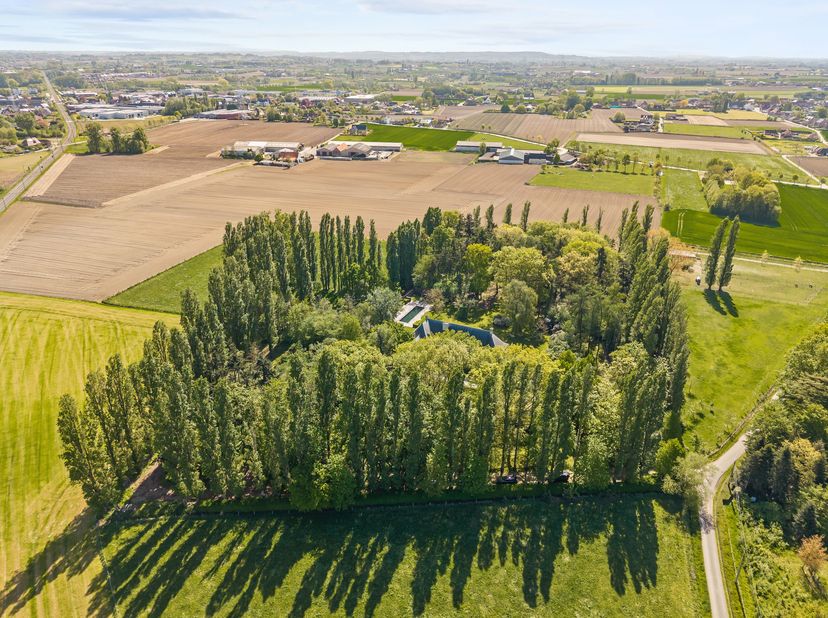 Instapklaar villa-landhuis in een uitzonderlijk landelijke omgeving, ontworpen door architect Lionel Jadot. Deze unieke eigendom combineert karakter,