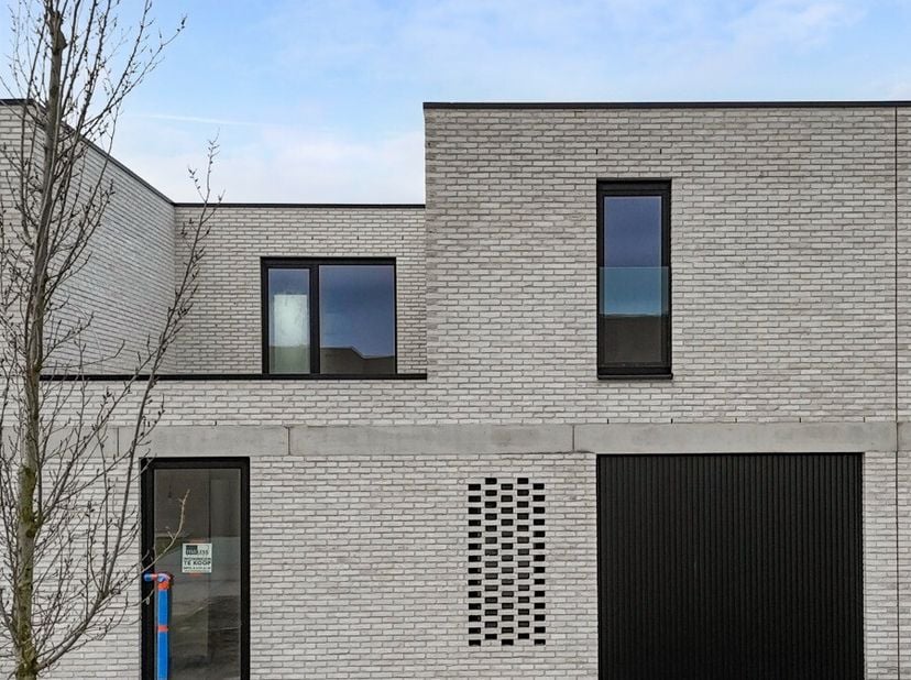 [[ ER WERD EEN OPTIE GENOMEN OP DIT PAND. ]] Moderne nieuwbouwwoning met leuke indeling en veel lichtinval op wandelafstand van het centrum van Herk-d