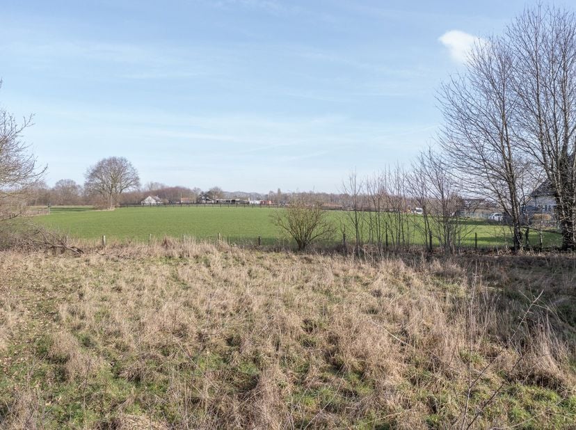 Exclusieve bouwgrond van 12a 72ca geschikt voor het bouwen van een villa.<br />
Groenzicht in combinatie met de nabijheid van invalswegen.<br />
<br /