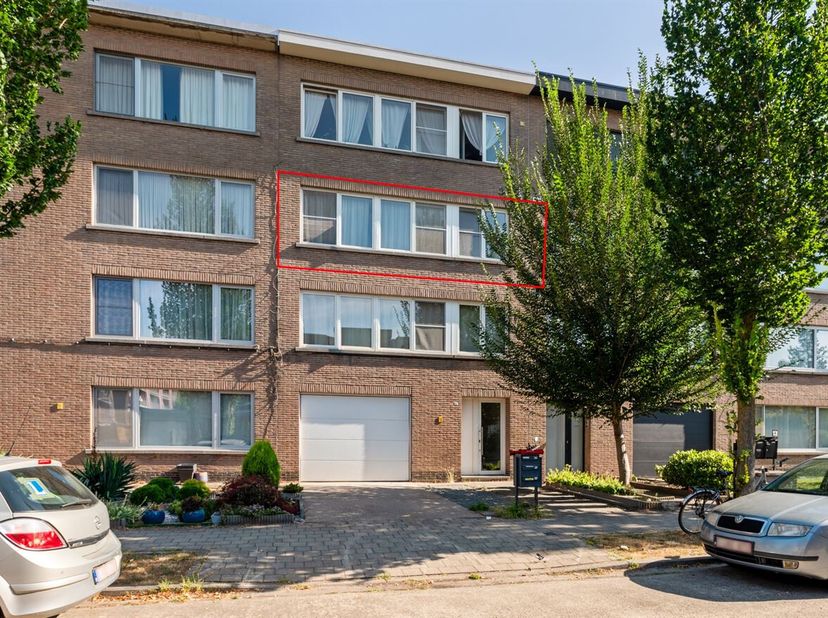 Appartement spacieux (97 m²) avec 2 chambres et une terrasse, situé dans un quartier calme et central à Mortsel !<br />
Situation : Situé dans un quar