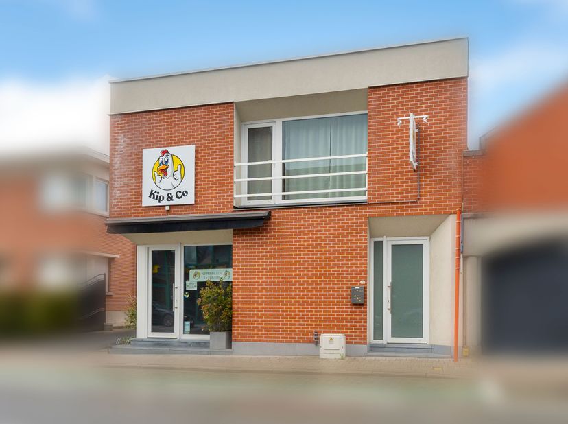 Handelszaak op vlot bereikbare locatie te koop in Wevelgem<br />
Bij het betreden van het pand kom je in de handelsruimte, voorzien van een grote vitr