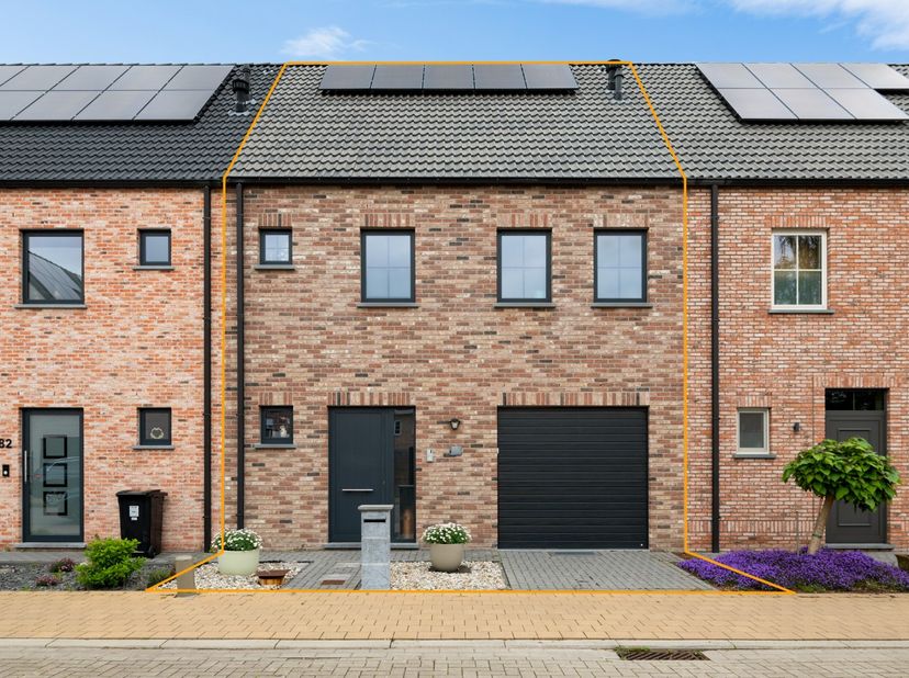 Deze keurig afgewerkte, stijlvolle woning werd in 2021 gebouwd en is met haar A-label een bijna-energieneutrale woning! Erg toffe materialen zijn gebr