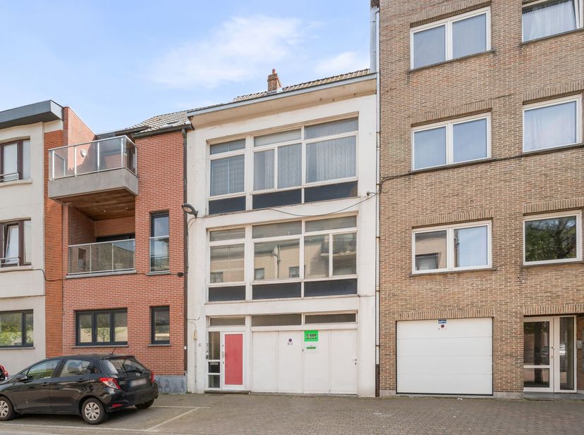 Op zoek naar een woning met ruimte, potentieel en een centrale ligging? Deze bel-etagewoning in de Rietstraat 45 te Oostende biedt een solide basis vo