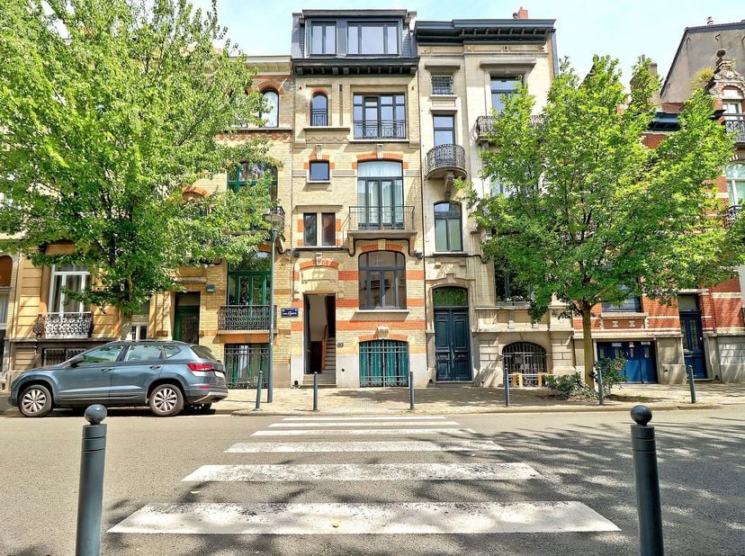 Duplex Rez-de-chaussée et Demi-sous-sol +- 110 m²<br />
Rez-de-chaussée:<br />
- Chambre +- 13,2 m²<br />
- Cuisine +- 19 m²<br />
- Living +- 33,2 m²