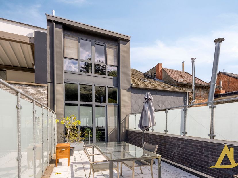 Bent u op zoek naar een architecturaal hoogstaande, instapklare woning op een toplocatie in het centrum van Diest? Dan zal deze unieke stadswoning u o