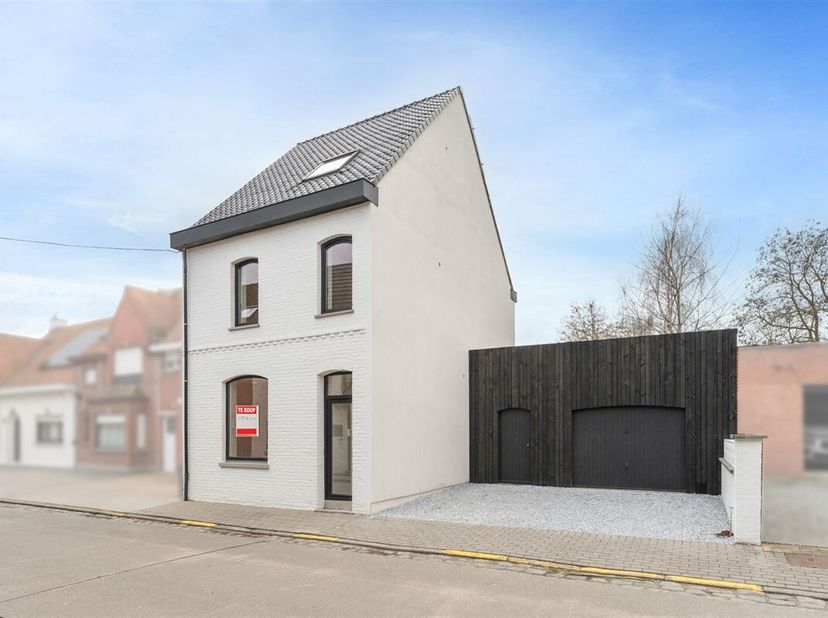 Op zoek naar een instapklare woning waar licht, ruimte en duurzaamheid centraal staan? Deze volledig gerenoveerde gezinswoning in de Braamakkerstraat
