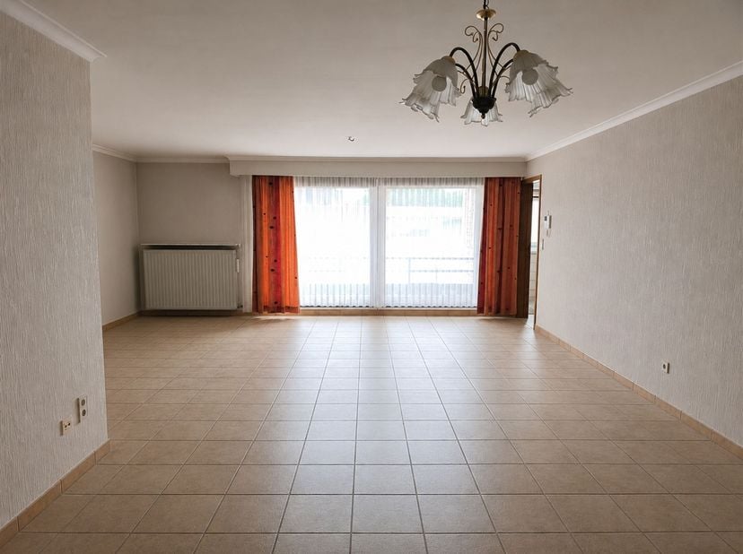 Appartement met 2 slaapkamers + extra kamer en garage<br />
<br />
<br />
<br />
Ligging<br />
<br />
Gelegen aan de Postelarenweg 2 bus 6 te Mol,
