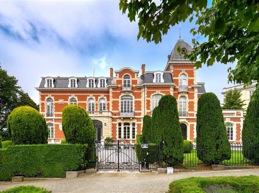 WOLUWE-SAINT-PIERRE, à proximité du Square Montgomery. Magnifique HÔTEL DE MAÎTRE (6ch/4sdb) de +/-900m² avec un parc paysagé. Il se compose d'un luxu