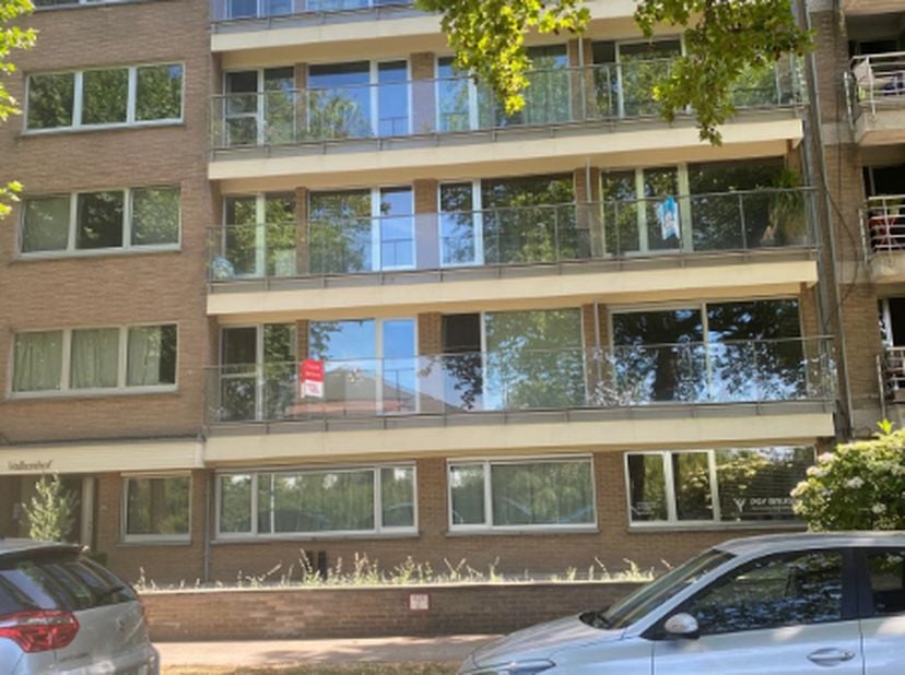 Op de bovenste verdieping van een verzorgd appartementsgebouw in Brugge bevindt zich dit ruime penthouse met een unieke indeling en het gevoel van een