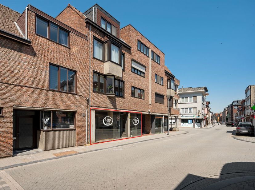 Top gelegen handelsgelijkvloers met staanplaatsen nabij centrum<br />
<br />
Locatie:<br />
Het handelspand is top gelegen in Turnhout aan een druk