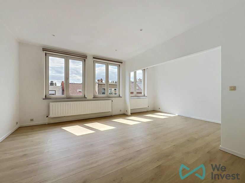Tel.: 0456 12 69 37 / E-mail: kilian.f@weinvest.be<br />
We Invest biedt u exclusief dit prachtige en lichtrijke appartement met één slaapkamer aan, g