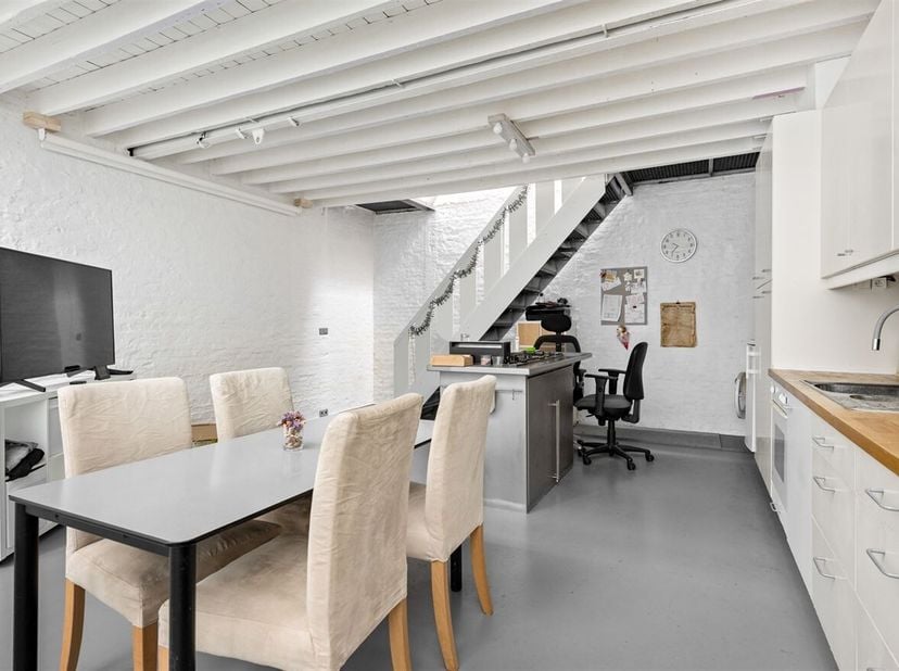 Huis opgedeeld in 4 appartementen aan Park Spoor Noord<br />
Ligging: Ontdek deze opbrengsteigendom op de Ellermanstraat, recht tegenover het Park Spo