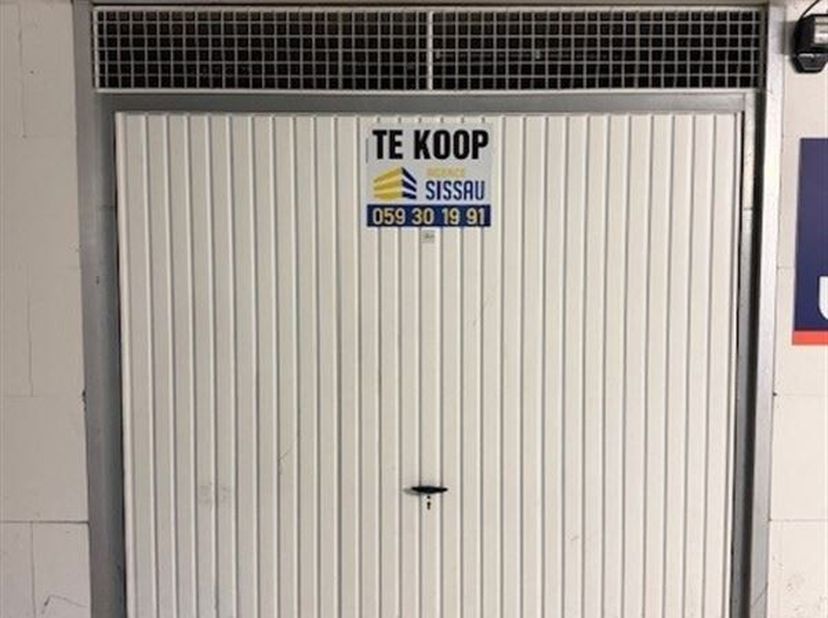 Uitzonderlijke garagebox te koop in centrum Middelkerke.<br />
Afmetingen: 6m lengte, 3m93 breedte, 2m53