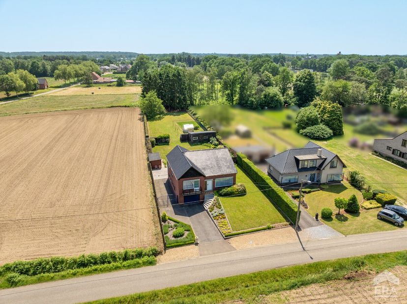 À vendre : maison ouverte à Lummen, située Hereheidestraat, entourée de terres agricoles et implantée sur un vaste terrain de 1700 m². Construite en 1