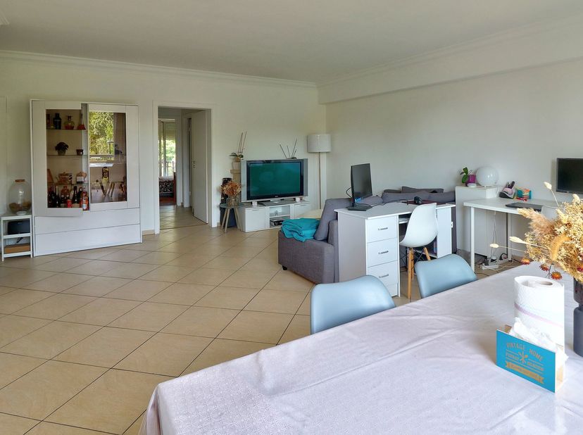 Ideaal gelegen nabij Delta, de Japanse School, winkels en openbaar vervoer, bestaande uit:<br />
<br />
2 slaapkamers (± 14 m² en ± 9 m²)<br />
Lichtr