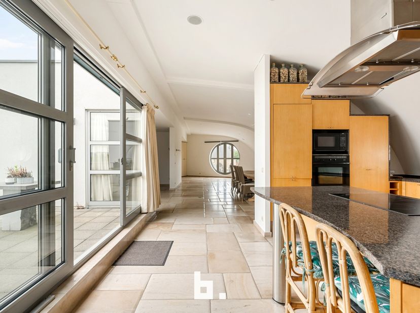 Bezoek op afspraak!<br />
<br />
Ontdek dit unieke penthouse met ruim privaat terras in Residentie Pigeon d'Or. Onder de kerktoren, maar toch met alle