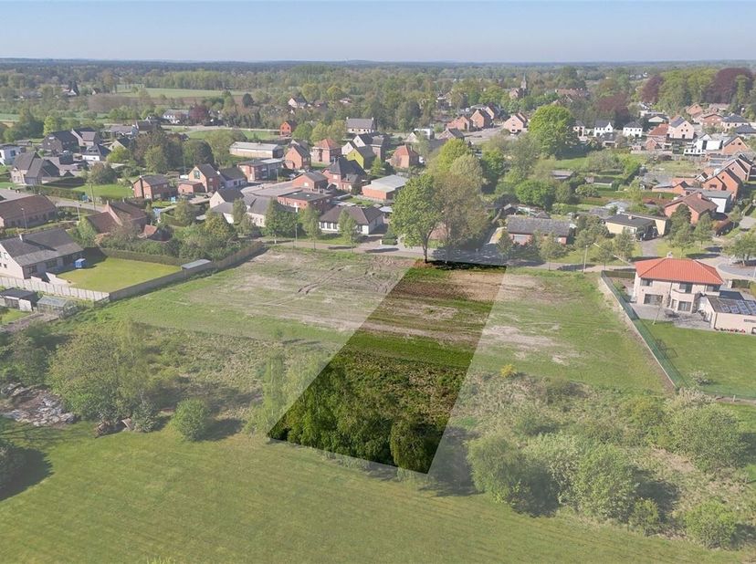 Rustig gelegen bouwgrond van 15a61ca voor open bebouwing met zicht op omliggende velden en natuur<br />
Omgeving:<br />
+ Rustige en groene woonomgevi
