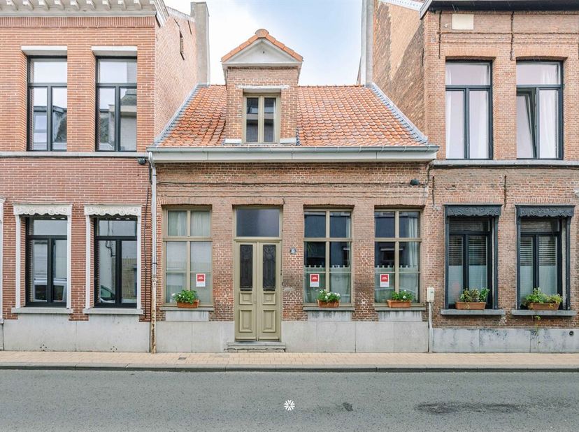 SINT-NIKLAAS  Un joyau urbain plein de caractère avec un jardin romantique<br />
Nichée entre la Grand-Place et le parc municipal, cette maison de vil