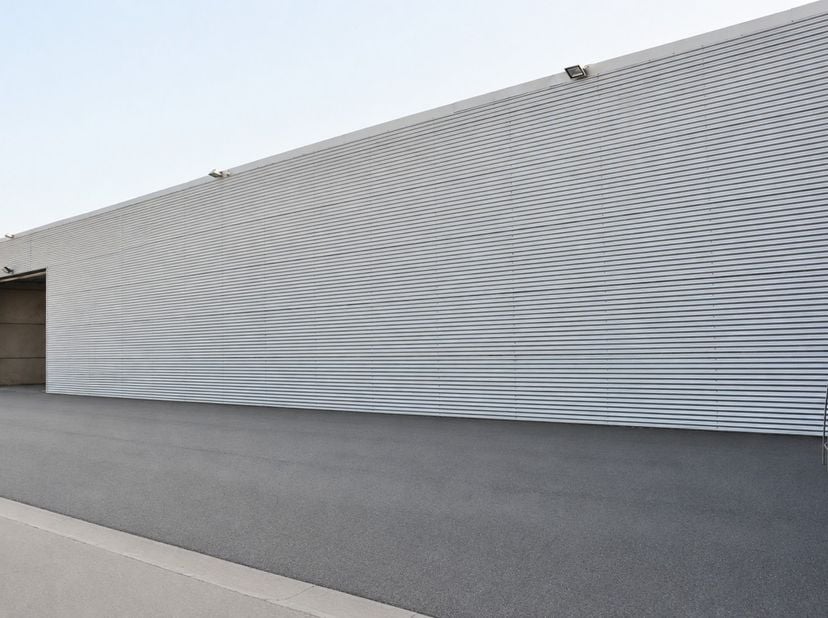 Dit pand heeft een oppervlakte van +-744 m² (BVO) + 154m² overdekte opslag op een grondoppervlakte van 1798 m²!! Het pand wordt op dit moment gebruikt