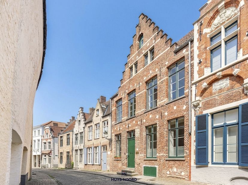 Vivez dans une ambiance chaleureuse au sein de cette authentique maison de maître située au cœur de Bruges, avec en outre la possibilité d'acquérir, e