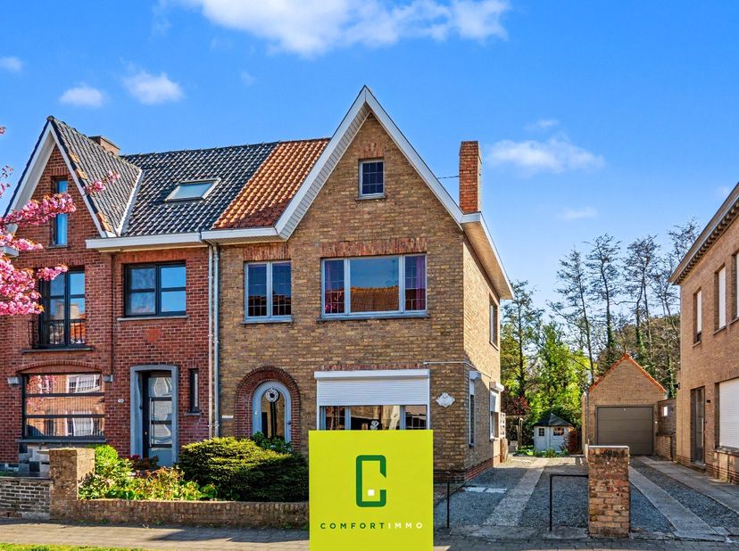 Halfopen bebouwing op een mooi perceel van 470 m², gelegen in een aangename en residentiële buurt te Sint-Andries.<br />
<br />
Deze woning beschikt o