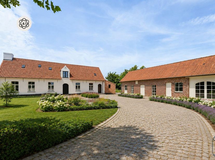 Prachtig casco-landhuis met bijgebouw op een perceel van ca. 6.770 m²<br />
<br />
Ontdek dit unieke casco-landhuis, volledig onderkelderd en water-