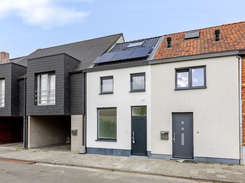 Instapklare, volledig gerenoveerde woning met EPC A op toplocatie aan de rand van Eeklo Bent u op zoek naar een energiezuinige, stijlvolle en volledig
