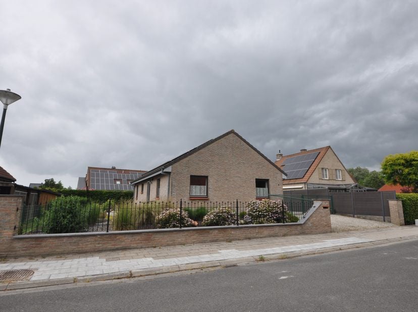 Ontdek deze alleenstaande houtskeletwoning, rustig gelegen in een aangename residentiële buurt van Oudenburg.<br />
<br />
Deze woning combineert comf