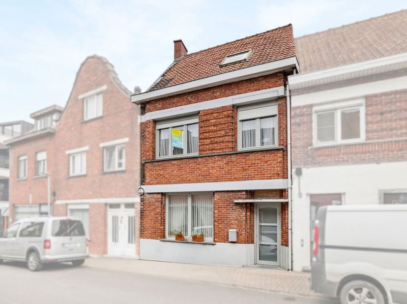 Maison prête à emménager avec jardin et potentiel exceptionnel À VENDRE à TIELT ! Dans la Velodroomstraat à Tielt, nous trouvons cette maison mitoyenn