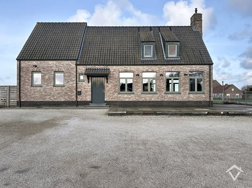Op een goed bereikbare locatie in Eernegem, met een vlotte verbinding richting Torhout, Oostende en Gistel, bieden wij deze instapklare horecazaak met