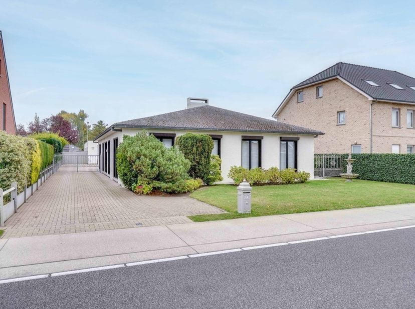 Karaktervol landhuis op 13a62ca, met polyvalente (bedrijfs)hal<br />
Zonhoven, Heuveneindeweg 97<br />
<br />
Instapklare gelijkvloerse villa met een