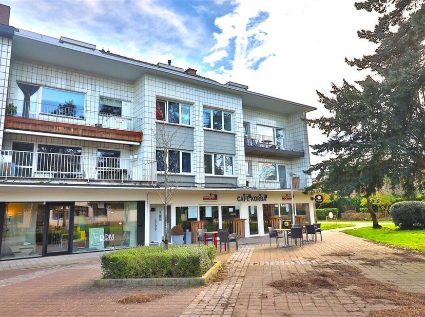 In een kleine residentie net buiten het centrum spreekt de ligging tot de verbeelding, rustig in het groen en te volle genietend van de zon.  Dit char