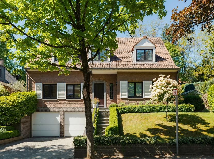 In een tuin van groen in het hart van een residentiële wijk in Ukkel, biedt deze prachtige villa in uitstekende staat een zeldzame woonomgeving die el