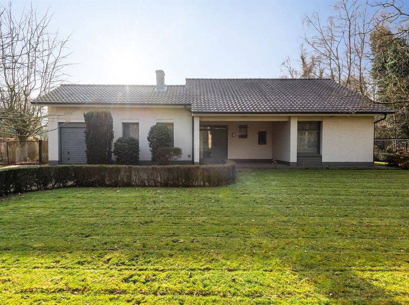 Cette propriété est située à Eikenlaan 10 à Zoersel dans un quartier résidentiel très vert proche du centre de Sint-Antonius, Schilde et Halle-Zoersel