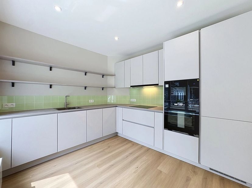 Bien présenté par Mike Doolaeghe - Tél. : +32 471 65 85 85 - E-mail : mike.doolaeghe@victoire.be<br />
Victoire Junot vous propose ce bel appartement