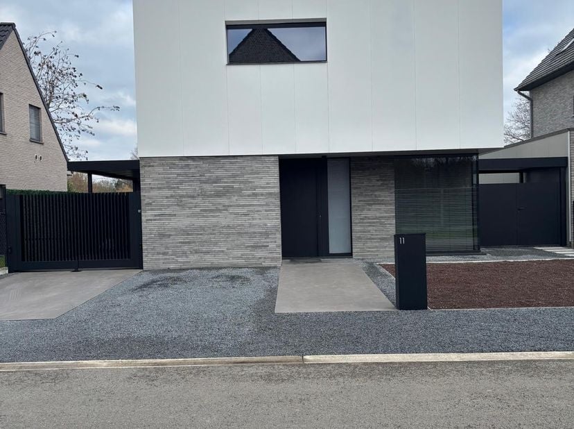 Recente moderne ben OB in zeer rustige residentiële wijk.<br />
<br />
Zeer rustig gelegen moderne open bebouwing op een mooi perceel van 390m2 met aa