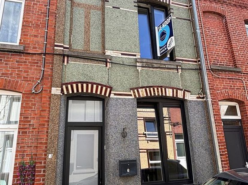 WONING MET 4 KAMERS<br />
Richtprijs : 175.000 euro<br />
Deze woning is gelegen in het stadscentrum van Geraardsbergen, nabij scholen, winkel, horeca
