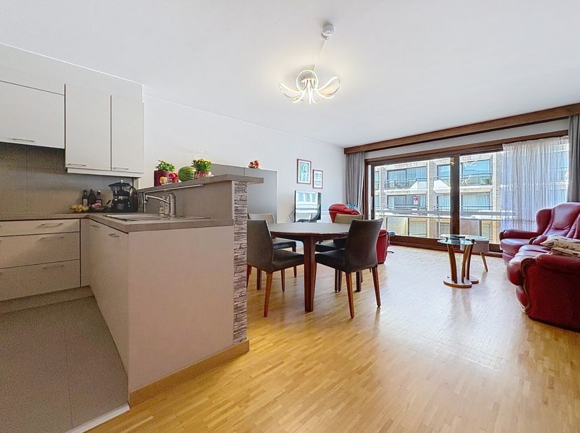 Op zoek naar een verzorgd en instapklaar appartement op wandelafstand van het centrum én vlak bij zee? Dan is dit appartement zeker een bezoek waard!<