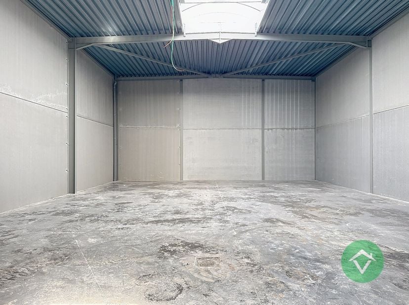 Nieuwe geïsoleerde KMO-unit te Aartrijke met een oppervlakte van 237 m² en 1 private parkeerplaats. <br />
<br />
Deze loods met brandklasse C heeft e
