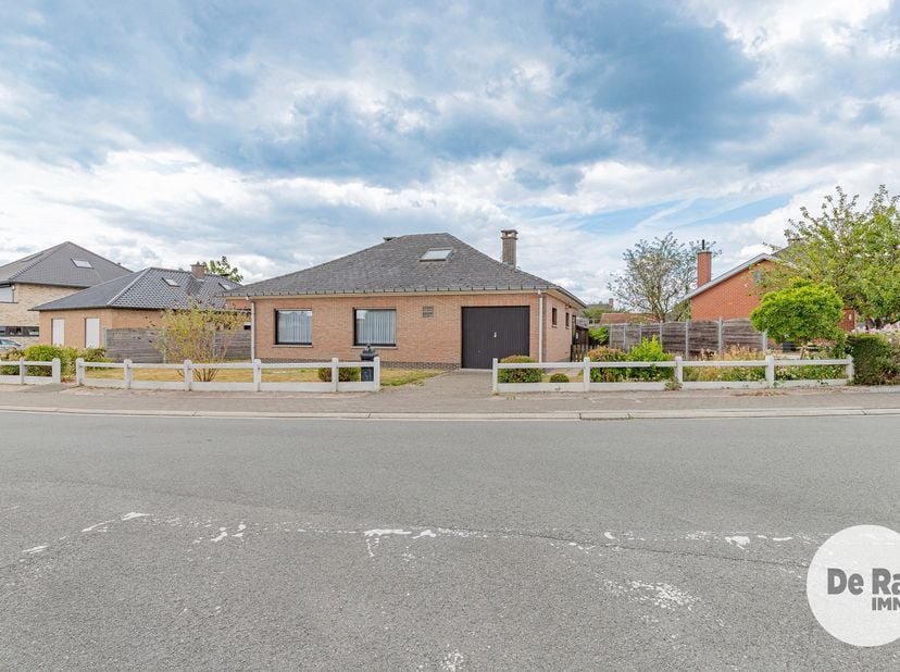 EERSTE BEZOEKDAG ZATERDAG 22/08 VAN 10U TOT 13U (enkel op afspraak!)<br />
HILLEGEM - Deze bungalow is gelegen in een rustige, residentiële woonwijk o