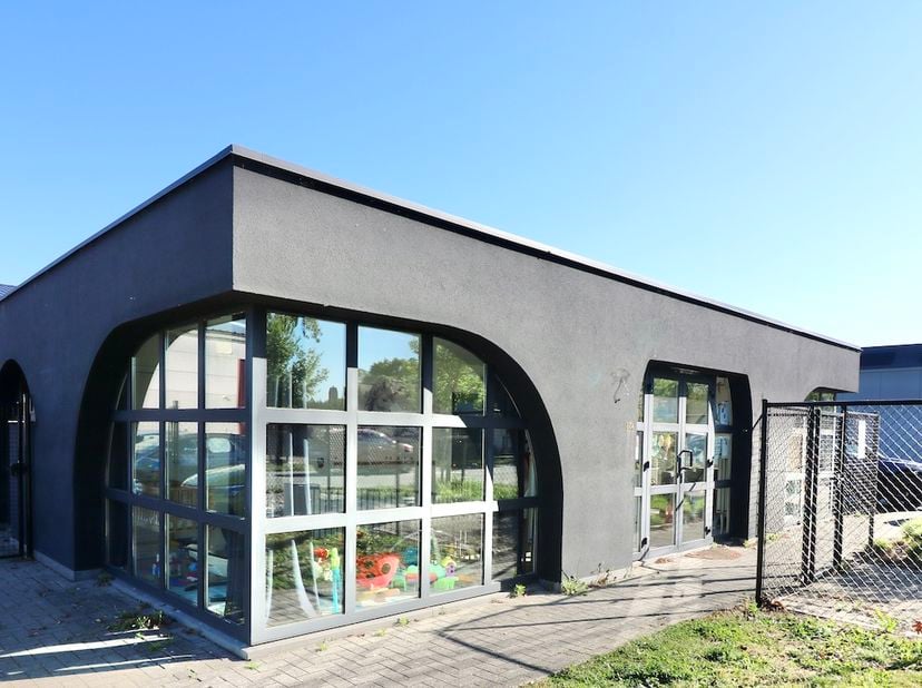 Op zoek naar een veelzijdige commerciële ruimte met maximale visibiliteit? <br />
<br />
Deze instapklare handelsruimte van 200m2 met ruime, privatiev