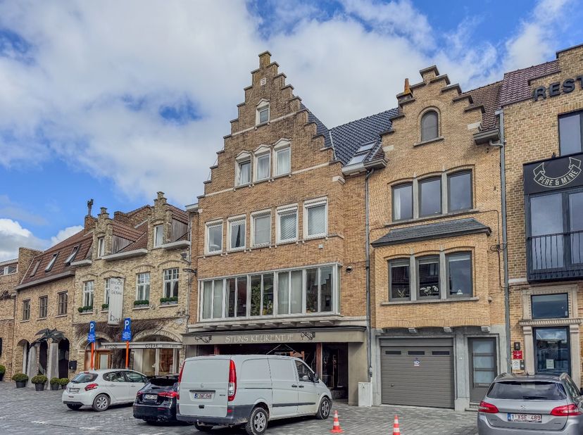 Dit prachtig appartement is gelegen in de nabijheid van alle nodige voorzieningen zoals scholen, winkels, openbaar vervoer,... <br />
en bestaat uit:<